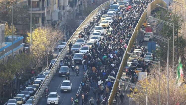 İran’ı ayağa kaldıran dolar kuru krizi: Halk sokağa indi, Pezeşkiyan’dan “gelin konuşalım” çağrısı