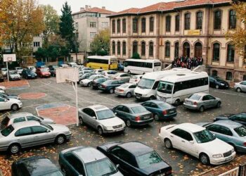İstanbul’da 19 okul bahçesi valilik kararıyla ücretli otoparka dönüştürüldü: Sendikalardan “gelir elde etme hırsı” tepkisi