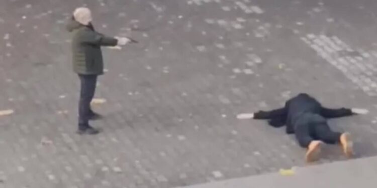 Lise bahçesinde korku dolu anlar: Kızının eski sevgilisini silahla rehin aldı