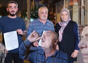 Park yeri tartışmasında komşuları tarafından darbedildiler; babanın dişleri kırıldı, anne ile oğlu bıçaklandı