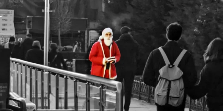 Üsküdar’da ‘Noel Baba’ kılıklı algı operasyonu