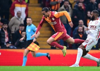 Galatasaray son dakika golüyle kazandı