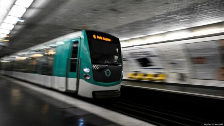 Paris metrosundaki bıçaklı saldırıda 3 kadın yaralandı