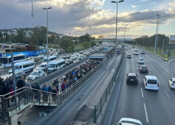 Durakta bayılan 14 yaşındaki çocuk metrobüsün altında kaldı