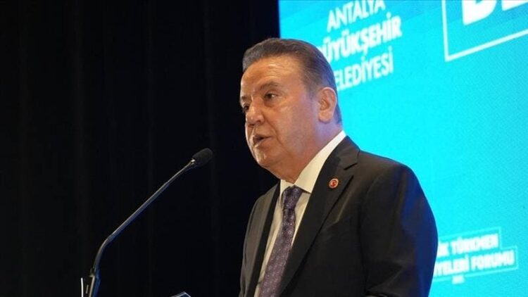 Muhittin Böcek acilen hastaneye kaldırıldı