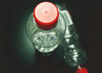 Araştırma: Her gün şişe su içenler 90 bin mikroplastik tüketiyor