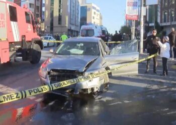 Şişli’de ters yönde ilerleyen otomobil kaldırımdakilere çarptı
