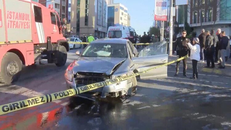 Şişli’de ters yönde ilerleyen araç kaldırımdakilere çarptı