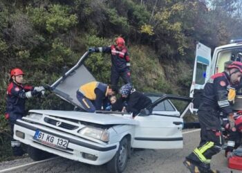 Trabzon’da otomobilin üzerine kaya düştü