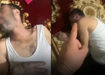 Babasını öldüresiye dövdü, görüntüleri amcasına yolladı