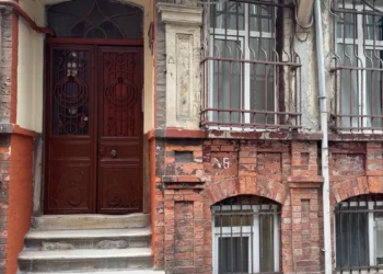 Şırınga ile bulundu: Beyoğlu’nun arka sokağında İngiliz profesörün şüpheli ölümü