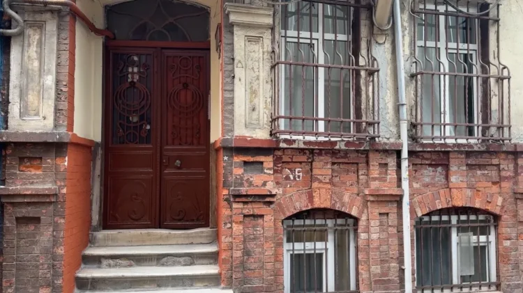 Şırınga ile bulundu: Beyoğlu’nun arka sokağında İngiliz profesörün şüpheli ölümü