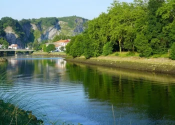 Bu ada yılda iki kez ülke değiştiriyor: 6 ayda bir diğer ülkenin oluyor