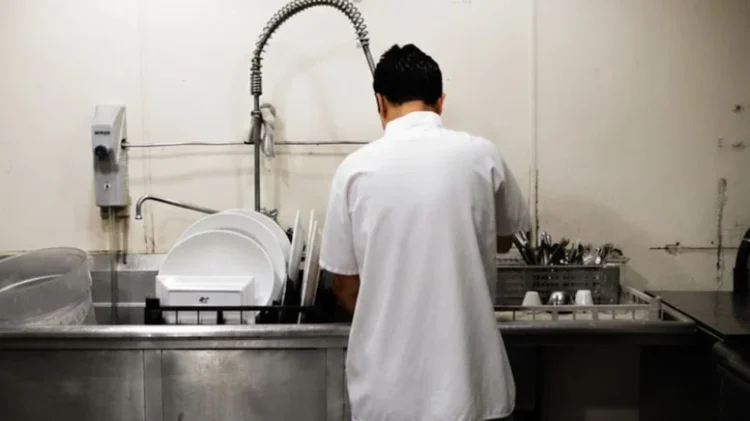 Bulaşıkçılık yapıp 4 vardiyada çalışıyordu: Sistemin açığını bulup milyar dolarlık şirket kurdu