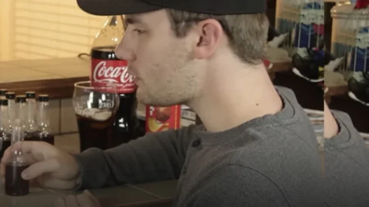 Çektiği videoyu 3 günde 3 milyon kişi izledi: Coca Cola’nın 130 yıldır sır gibi saklanan tarifini çözdü