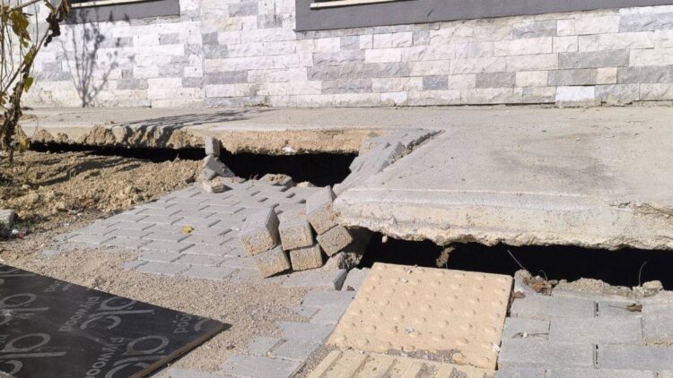 Depremzedelere yapılan TOKİ evlerinde yağmur sonrası çökme yaşandı