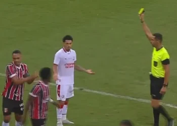 Futbol maçında ilginç olay: Çalım attı diye sarı kart gördü