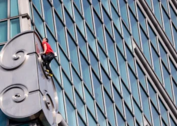 Dünya bu adamı konuşuyor: 101 katlı binaya çıplak elle tırmandı