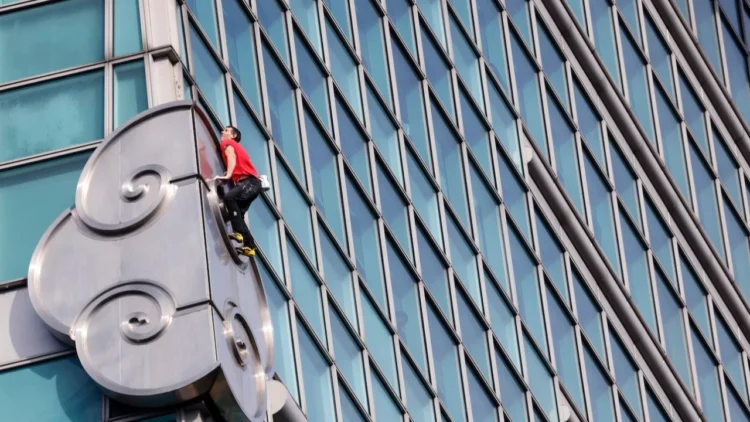 Dünya bu adamı konuşuyor: 101 katlı binaya çıplak elle tırmandı