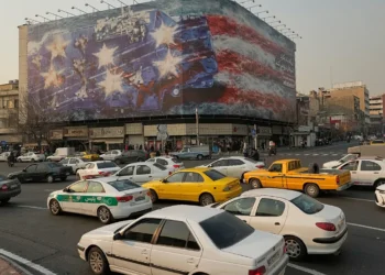 İran’dan ABD’ye reklam panosuyla uyarı: Vurulmuş, kanlı uçak gemisi görseli asıldı