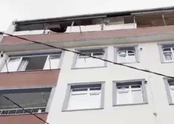 Ekipler balkondan girdi: Bağcılar’da bir evde üç kişi ölü bulundu