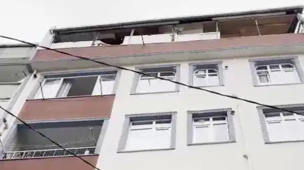 Ekipler balkondan girdi: Bağcılar’da bir evde üç kişi ölü bulundu