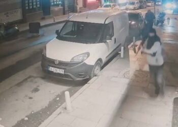 Görüntüler akıl alır gibi değil: İstanbul’un ortasında kalaşnikoflu tetikçi dehşet saçtı