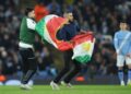 Manchester City – Galatasaray maçında Kürdistan bayrağı ile Rojava protestosu