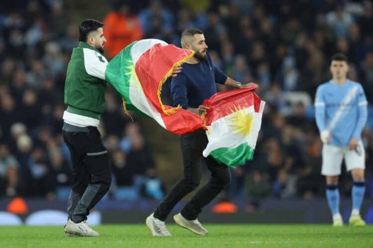 Manchester City – Galatasaray maçında Kürdistan bayrağı ile Rojava protestosu