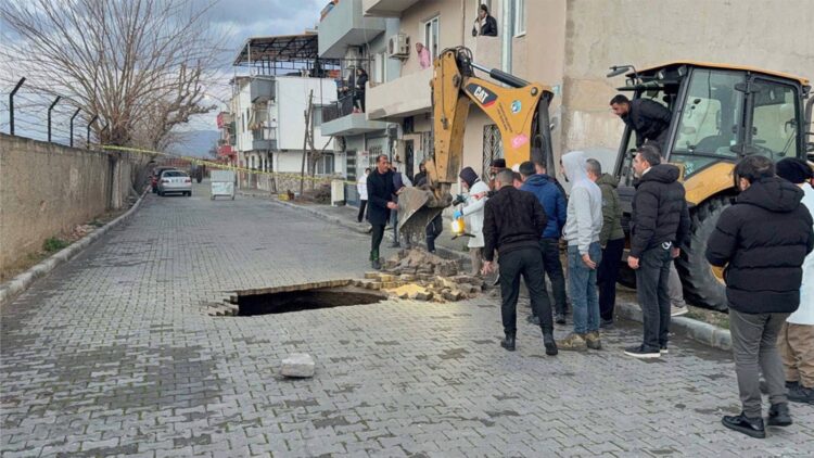 Manisa’da yol çöktü: İnsana ait kafatası ve kemik bulundu