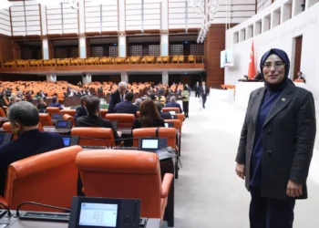 Prada sevdalısı AKP’li vekil ayakkabılarını gizledi