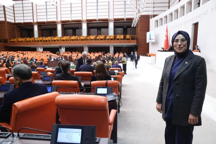 Prada sevdalısı AKP’li vekil ayakkabılarını gizledi