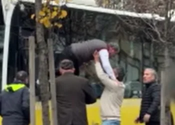 İETT şoförü camdan fırladı, kavgaya tutuştu: Sokak savaş alanına döndü