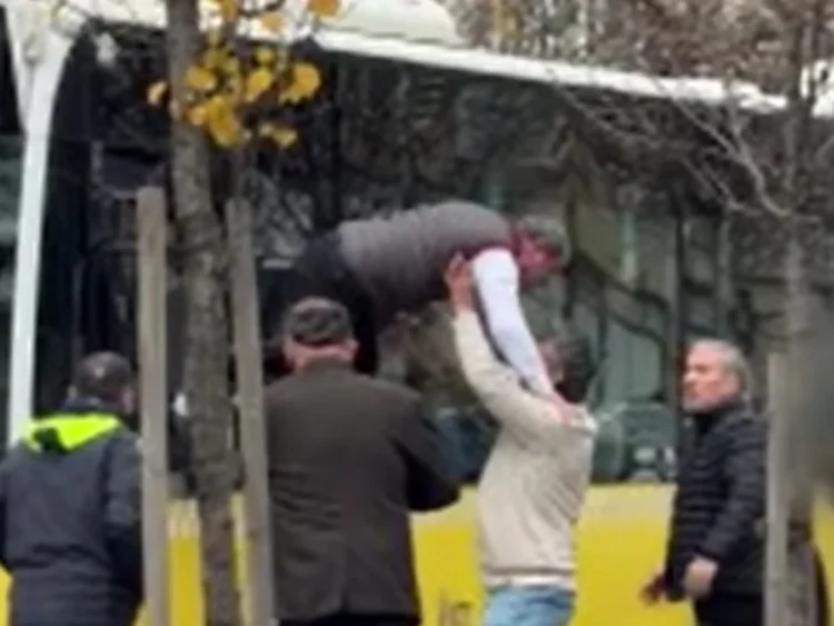 İETT şoförü camdan fırladı, kavgaya tutuştu: Sokak savaş alanına döndü