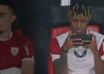 Taraftarları çıldırttı; takımı 5-0 yenilirken telefonla oyun oynadı: “Bu adama kim 10 yıllık sözleşme verdi”