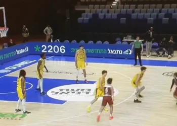 Tarihte örneği görülmedi; 2 oyuncuyla parkeye çıktılar