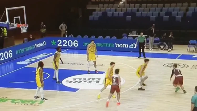 Tarihte örneği görülmedi; 2 oyuncuyla parkeye çıktılar