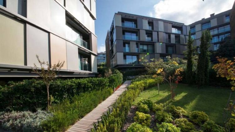 Ünlü isimlerin oturduğu sitenin milyon dolarlık krizinde ikinci perde: İş insanı zararı karşılayacak