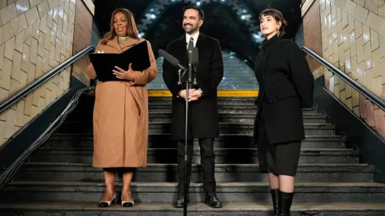 Zohran Mamdani resmen New York Belediye Başkanı: Eski bir metro istasyonunda Kuran’a el basarak yemin etti