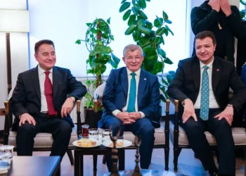 Yeni Yol kritik sınırda: Meclis grubu düşebilir iddiasına liderlerden ilk yanıt