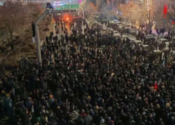 İran’daki protestolar şiddetlendi: Kamu binası ve polis araçları yakıldı, telefon hatları kesildi