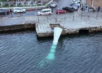 İstanbul’da fırtına nedeniyle deniz feneri devrildi