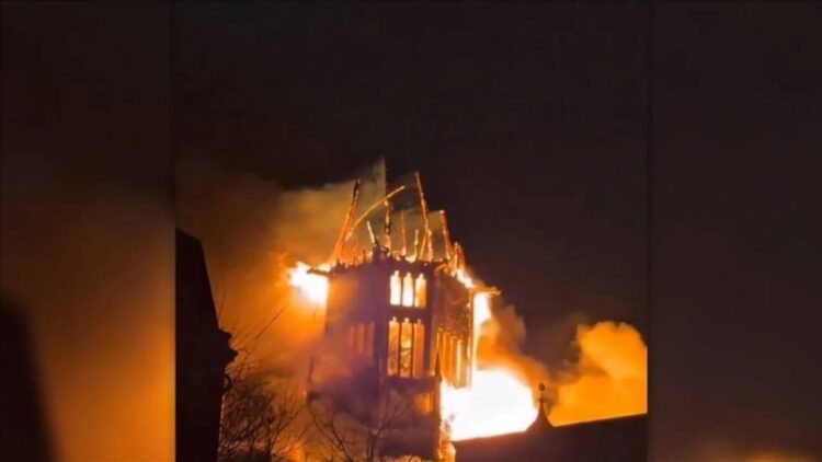 Amsterdam’daki tarihi Vondelkerk Kilisesi’nde yangın: Kule ve çatı çöktü