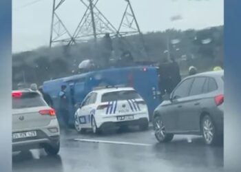 Eyüpsultan’da cezaevi nakil aracı devrildi