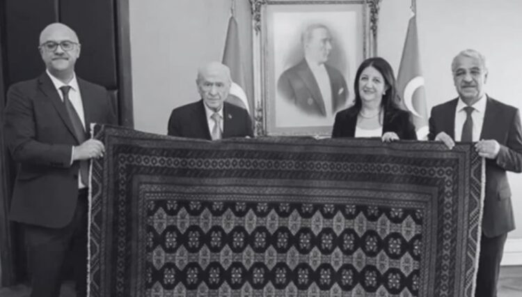Öcalan, Bahçeli’ye “Barış ve Demokrasi Kilimi“ hediye etti