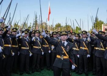 Mahkeme bir teğmen için ihraç kararını bozdu