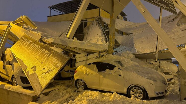 Şanlıurfa’da kar ve tipi: 67 iş yerinin çatısı çöktü