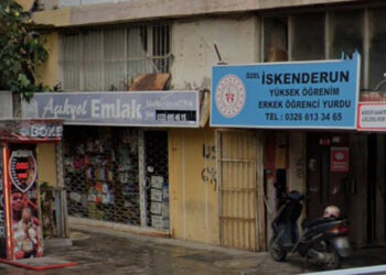 6 Şubat depremlerinde İskenderun’da yıkılan erkek öğrenci yurdunun kapatma kararına rağmen faaliyette olduğu ortaya çıktı