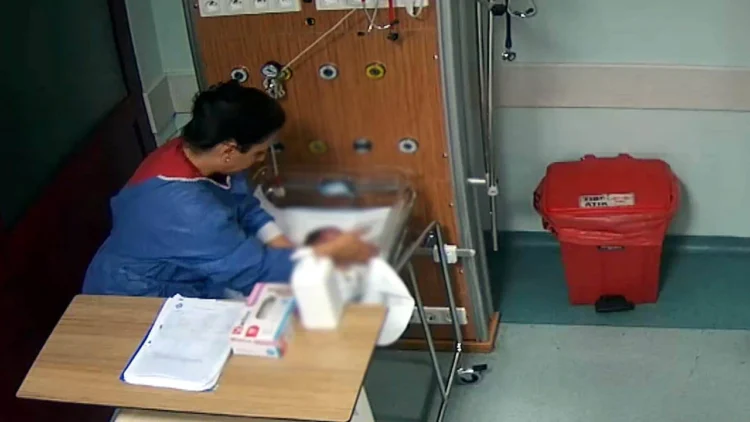 5 günlük bebeği sakat bırakan hemşirenin bir bebeği daha dövdüğü görüntüler ortaya çıktı