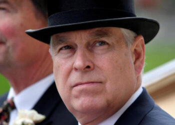 Adı Epstein belgelerinde geçen ve ünvanları alınan Kral Charles’ın kardeşi Andrew, kraliyet konutundan taşındı